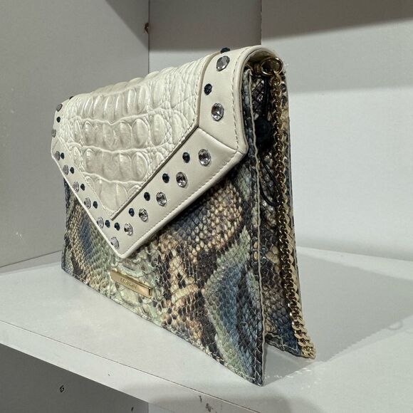 Finial price drop
Brahmin Kylie NWOT
White and Gray Women's Bag - Picture 3 of 5